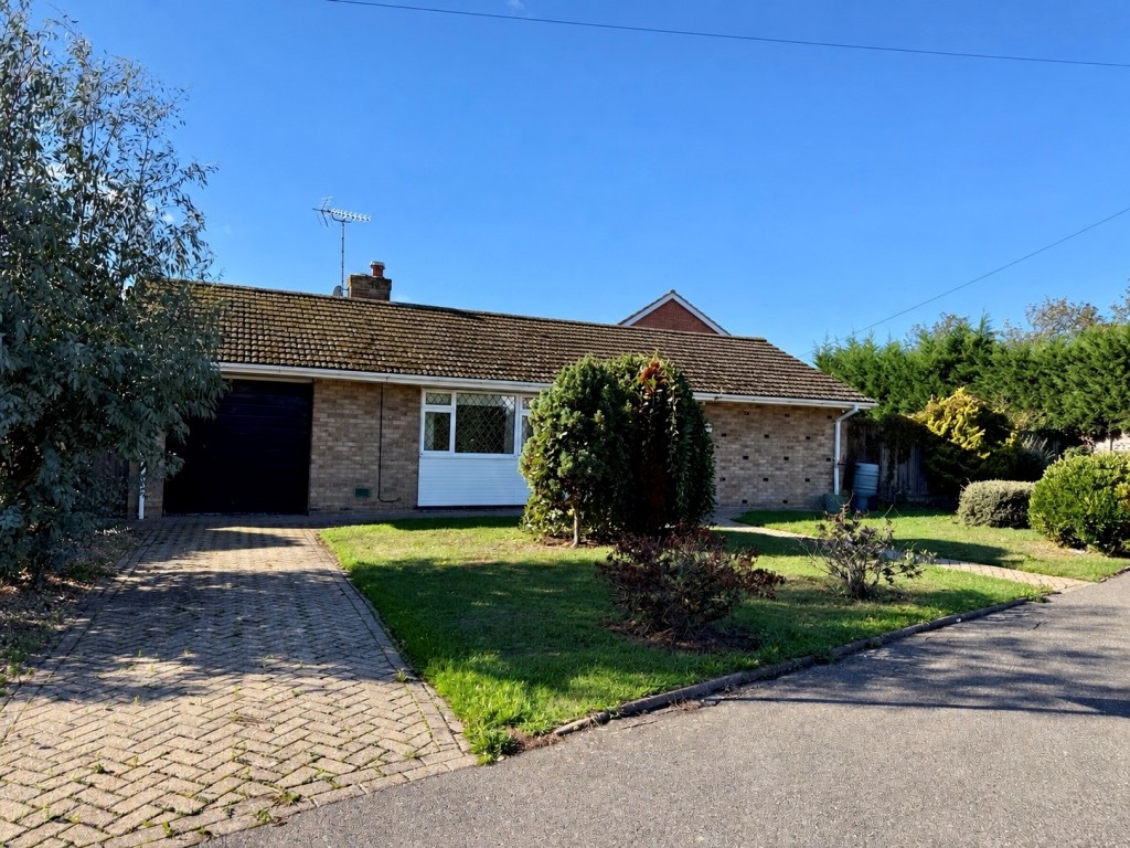 Lot: 116 - DETACHED BUNGALOW FOR REFURBISHMENT AND REPAIR - Detached bungalow with parking